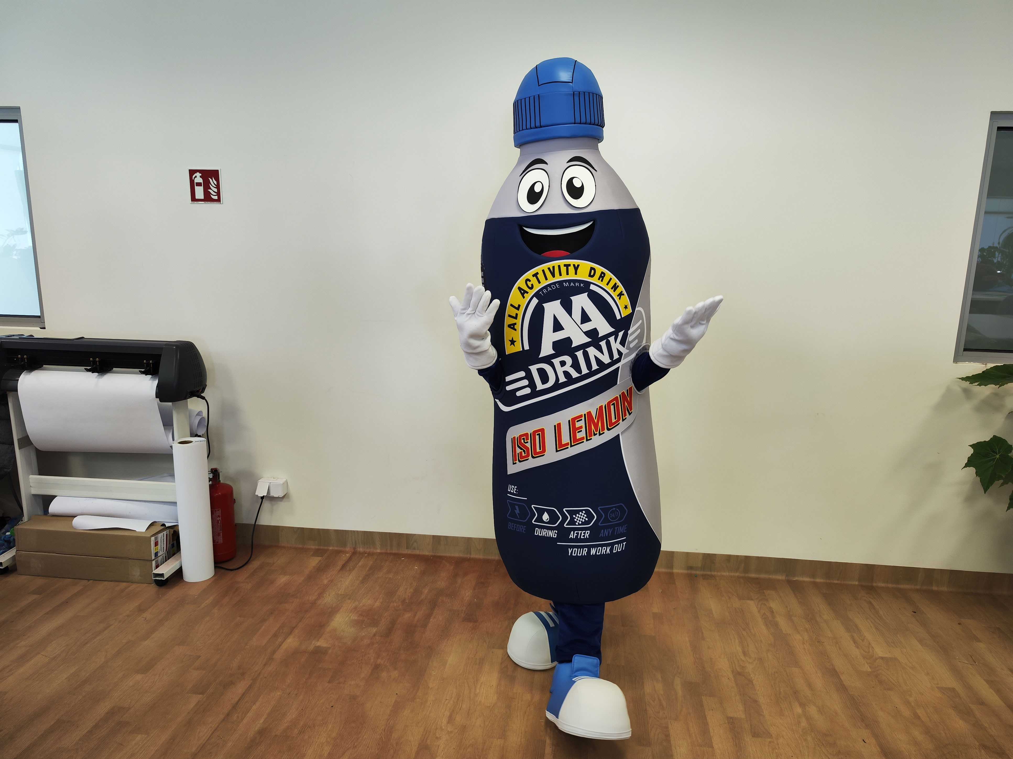 Na fotografii widnieje przebranie za butelkę pozujące do zdjęcia w siedzibie firmy Elabika